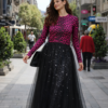 Falda larga de tul negra con lentejuelas combinada con una camiseta estampada animal print fucsia look de pepa rodriguez