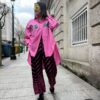 Pantalón estampado para mujer en fucsia y negro con diseño geométrico moderno. Cómodo, original y perfecto para looks urbanos con estilo.
