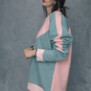Sudadera bicolor rosa y verde con diseño rock y estampado central sin capucha