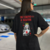 camiseta negra de corte unisex negra con estampado de reina de corazones y frase by pepa