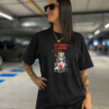 camiseta negra de manga corta estampada con frase un vinito y a seguir
