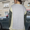 sudadera tricolor con diferentes tonos de verne y gris vigoré que hace destacar el diseño creado por la propia marca