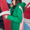 Sudadera verde con capucha y bolsillo frontal, estilo casual doble color