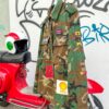 sobrecamisa de corte oversize personalizada por pepa rodriguez, es una sobrecamisa de estilo militar con estampado camuflaje y bordados y parches únicos. Una edicion limitada