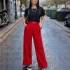 look de pantalon rojo ancho con acabado en doble bajo