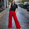 Pantalon de pata ancha de color rojo vivo y acabado en doble bajo