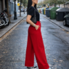 Pantalon de pata ancha de color rojo vivo y acabado en doble bajo y corte recto ancho