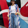 Kimono largo estampado multicolor para mujer con diseño boho chic, mangas estampadas y corte fluido combinado con vaqueros.