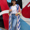 Kimono largo estampado multicolor de carácter boho para mujer con diseño boho chic, mangas estampadas y corte fluido combinado con vaqueros.