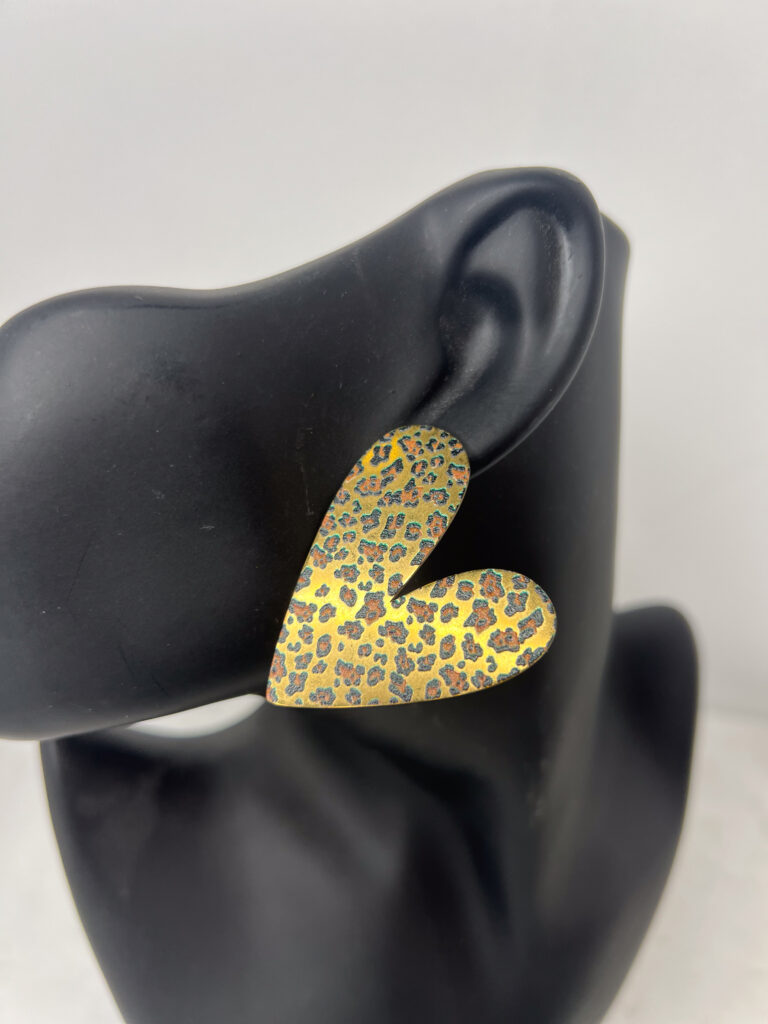 pendientes de corazon de gran tamaño con estampado leopardo
