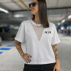 camiseta blanca de corte normal con escote en pico con encaje en blanco que hace de trasparencia, una camiseta bonita y casual para cualquier look de día o de noche