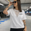 camiseta blanca de corte normal con escote en pico con encaje en blanco que hace de trasparencia, una camiseta bonita y casual para cualquier look by pepa rodriguez