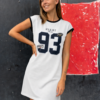 vestido blanco con estampado azul y corte recto un basico para verano