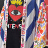 imagen de cerca del estampado del kimono boho multicolor con letras