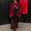 Chaqueta bomber roja y negra con estampado animal print combinada con vestido negro de encaje para mujer.
