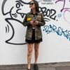 Sobrecamisa militar camuflaje para mujer con diseño oversize y detalles personalizados estilo urbano.