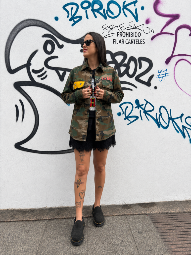 Sobrecamisa militar camuflaje para mujer con diseño oversize y detalles personalizados estilo urbano.