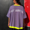 Camiseta Neon Stripes de manga corta amplia y detalles fluorescentes para un look casual y actual con frase trasera