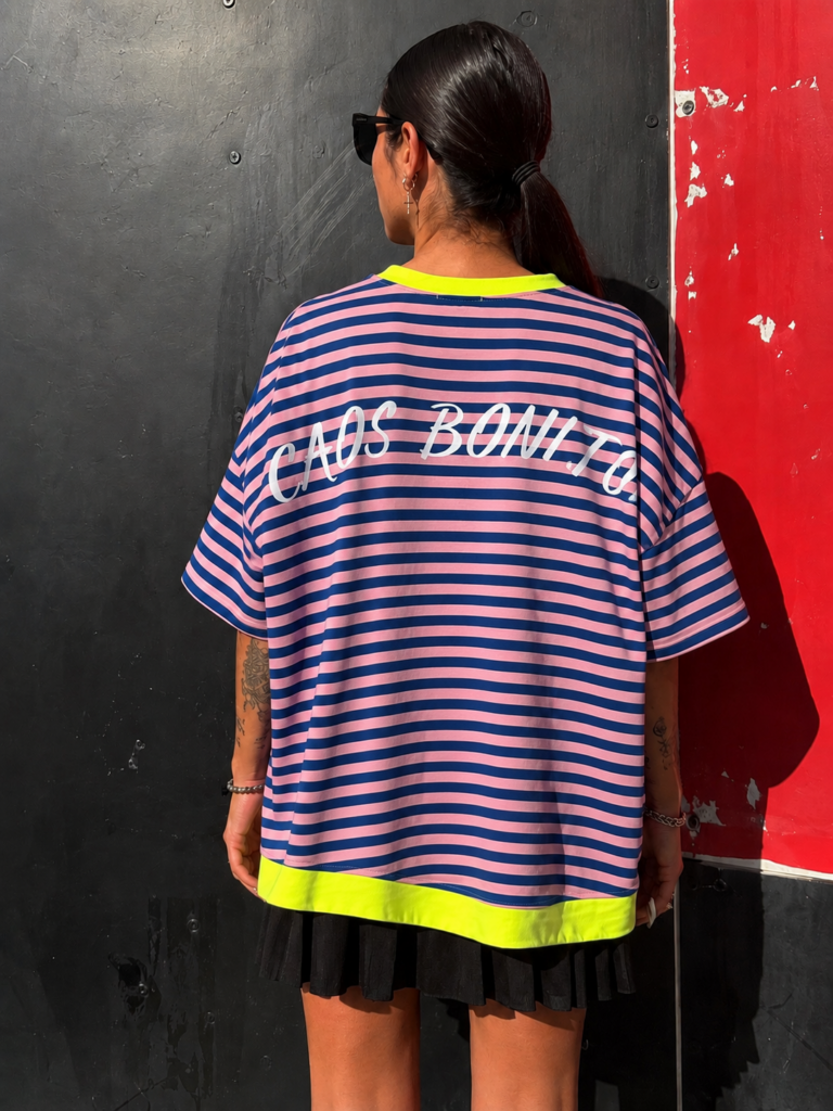 Camiseta Neon Stripes de manga corta amplia y detalles fluorescentes para un look casual y actual con frase trasera