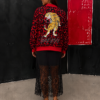 Parte trasera de chaqueta bomber roja animal print con ilustración de tigre y detalle gráfico y manga decorativa con fearless