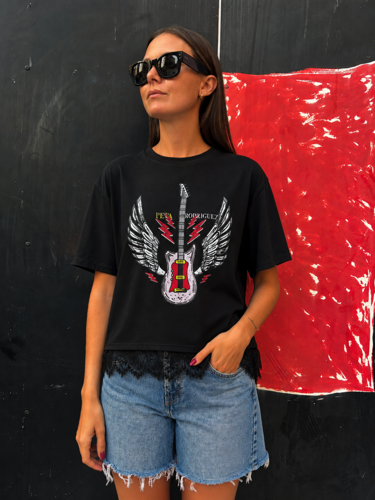 Camiseta negra para mujer con ilustración de guitarra eléctrica alada y detalles rojos de inspiración rockera.