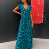 Vestido largo Blue Leopard de corte fluido con estampado leopardo en tonos azul y negro.