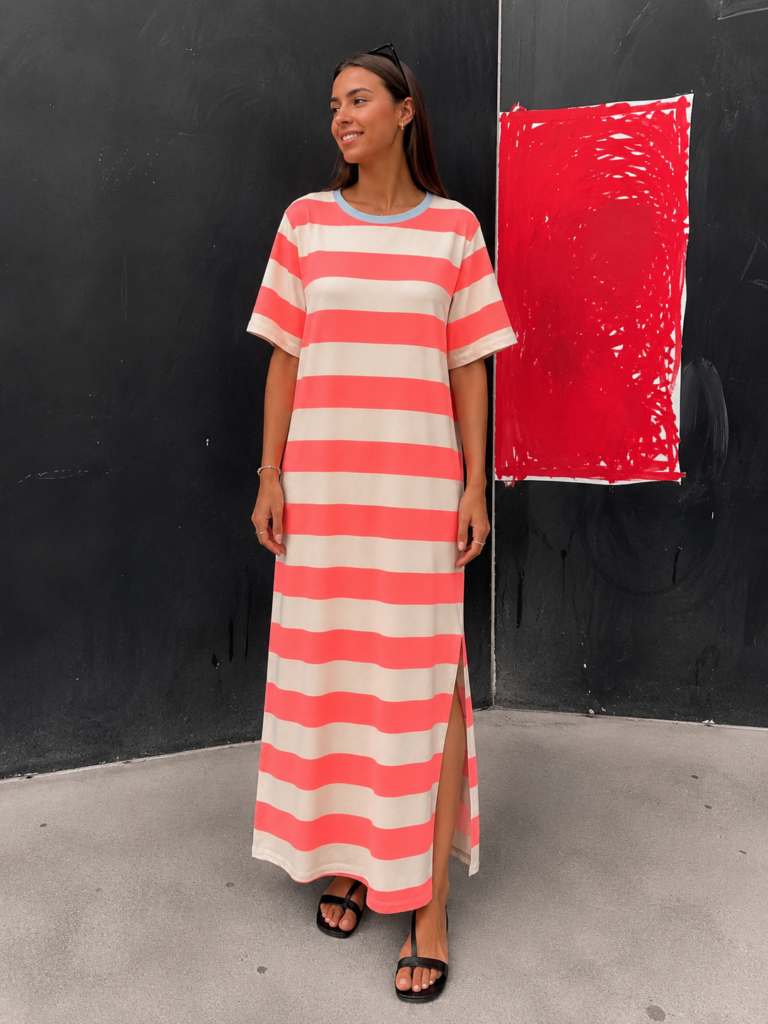 Vestido Capri de corte oversize con rayas horizontales coral y beige, ideal para looks casuales de verano.