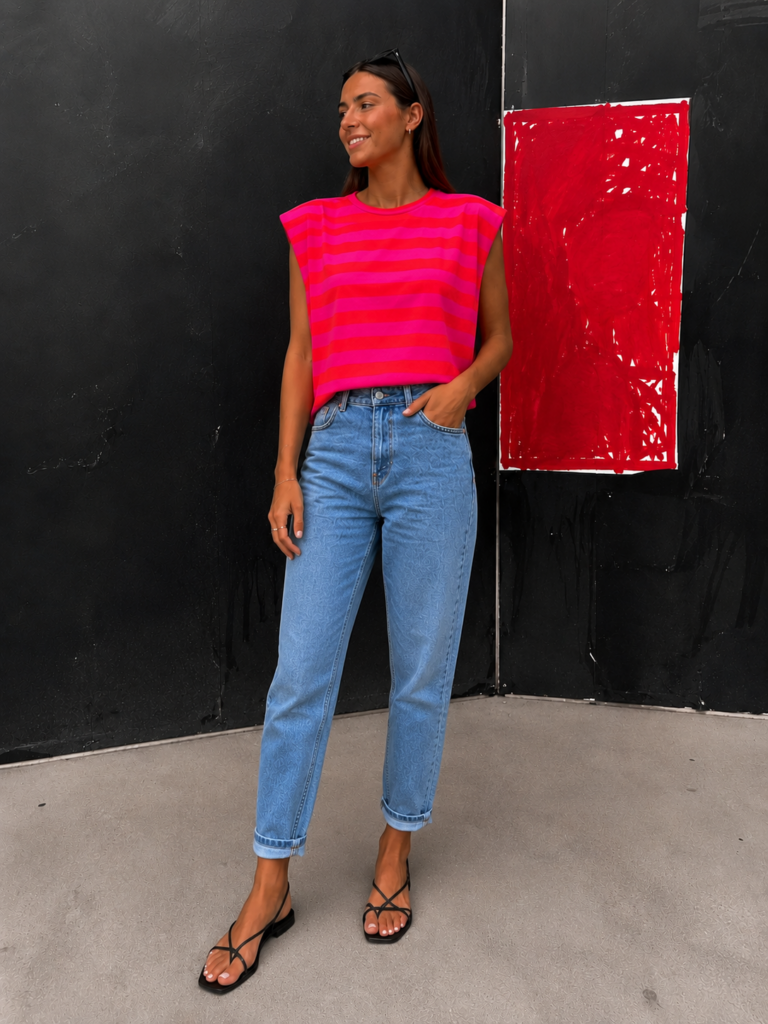 Camiseta de mujer en colores vibrantes rosa y fucsia, perfecta para looks frescos y llenos de personalidad.