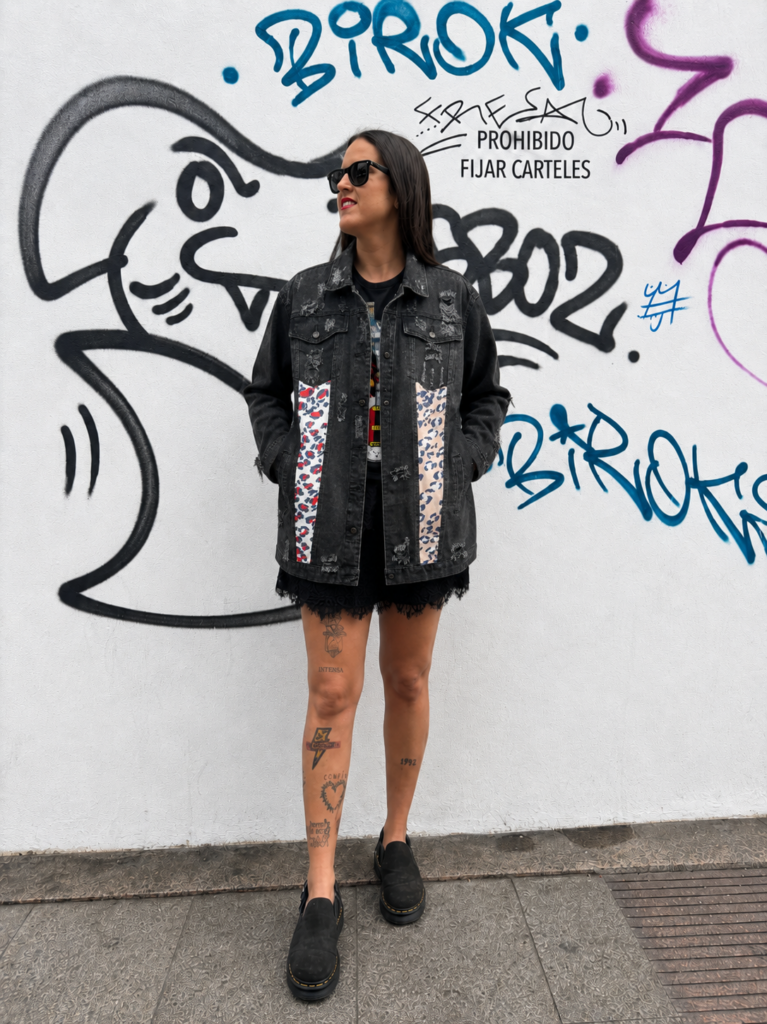 haqueta vaquera negra oversize para mujer con detalles animal print y acabado denim desgastado.
