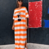 chica con vestido a rayas maxi de estilo camiseta con dibujo diseñado por Pepa Rodríguez
