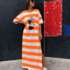 Vestido largo tipo camiseta con rayas coral y beige, manga corta amplia con un diseño bonito
