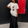 Camiseta Pepa Queen blanca para mujer con ilustración artística urbana y detalle de encaje en el bajo.