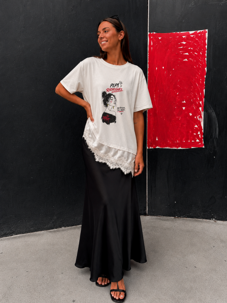 Camiseta Pepa Queen blanca para mujer con ilustración artística urbana y detalle de encaje en el bajo.