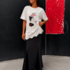 Vista frontal de la Camiseta Pepa Queen blanca con ilustración exclusiva y detalle de encaje.