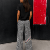 Vista trasera del Pantalón Popeye con estampado Príncipe de Gales y detalles gráficos exclusivos.
