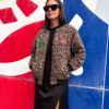 Bomber Antisocial Leopardo de mujer con estampado animal print, cierre de cremallera y bordados exclusivos en la parte frontal.