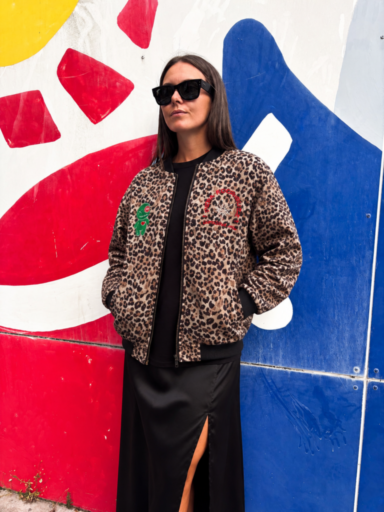 Bomber Antisocial Leopardo de mujer con estampado animal print, cierre de cremallera y bordados exclusivos en la parte frontal.