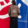 Parte trasera de la Bomber Antisocial Leopardo con estampado animal print y diseño "Anti Social".
