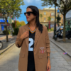 Americana camel para mujer con detalles de tachuelas y diseño exclusivo de Pepa Rodríguez.