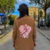 Parte trasera de la Blazer Alma Camel con diseño gráfico exclusivo inspirado en el juego del tres en raya.