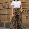 Modelo vistiendo el Pantalón Leopardo Beige de corte palazzo con estampado animal print y cintura alta.