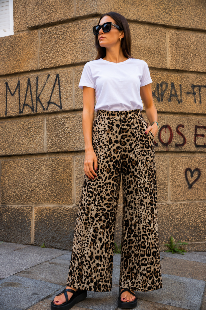 Modelo vistiendo el Pantalón Leopardo Beige de corte palazzo con estampado animal print y cintura alta.