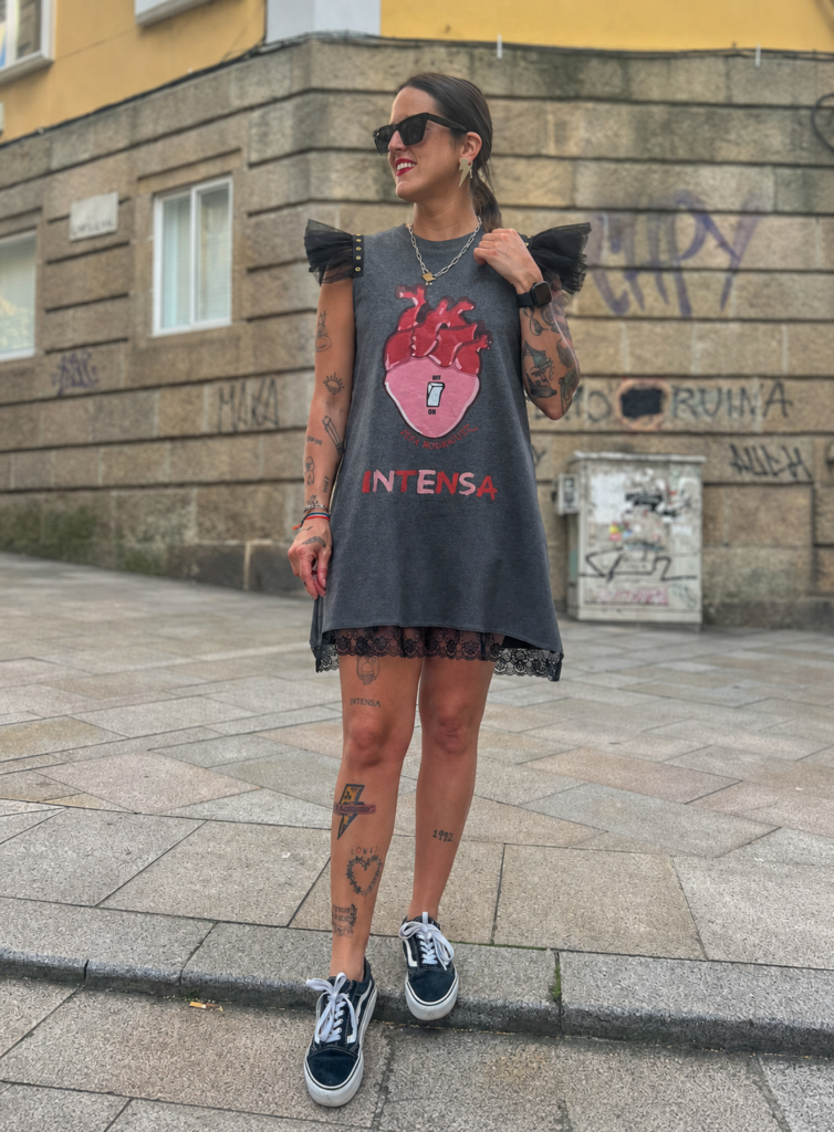 Vestido Intensa Tul para mujer con volantes de tul negro, encaje y diseño exclusivo.