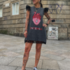 Modelo luciendo el Vestido Intensa Tul gris con volantes de tul negro, encaje en el bajo y estampado exclusivo de corazón anatómico.