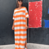 Vestido maxi casual de estilo camiseta con diseño de rayas horizontales en naranja y blanco, perfecto para verano.