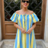 Vestido femenino de corte amplio con escote bardot y rayas verticales en tonos celeste y amarillo, ideal para looks veraniegos.