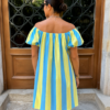 Vestido corto de verano con hombros descubiertos, estampado de rayas celeste y amarillo y detalle de lazo frontal.