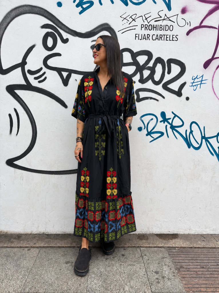 Vestido largo negro bordado para mujer con flores multicolor, cinturón ajustable y estilo boho chic.