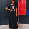Modelo con el Vestido Largo Cruela negro de Pepa Rodríguez, un diseño exclusivo con estampado frontal y abertura lateral con pose natural