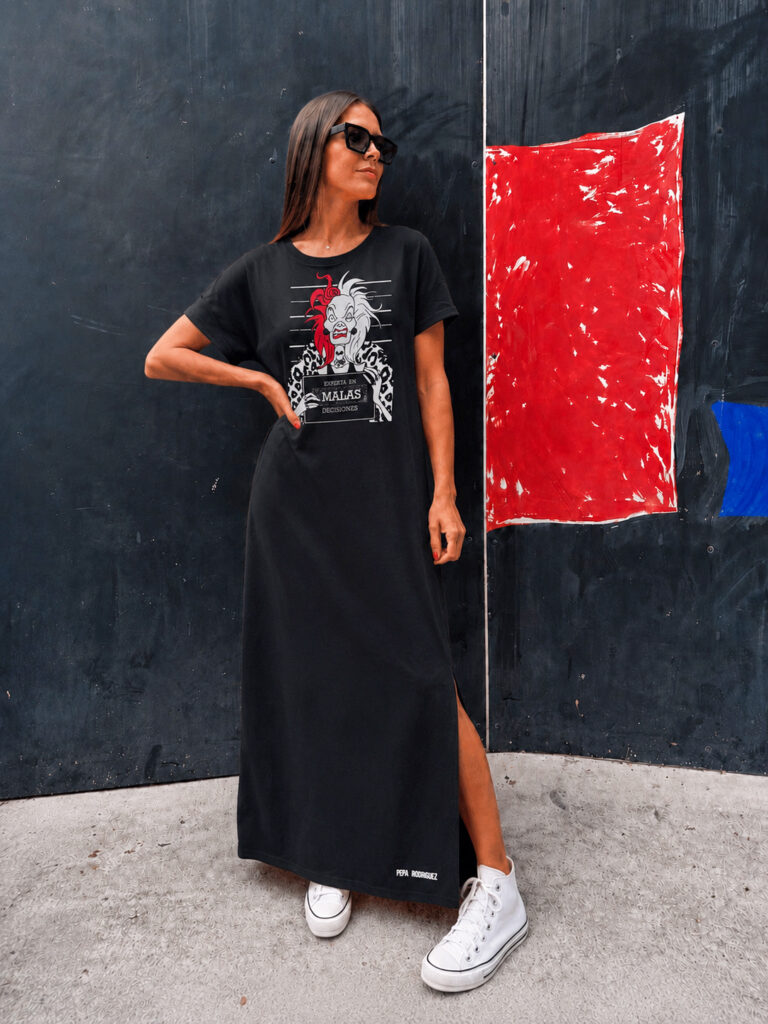 Modelo con el Vestido Largo Cruela negro de Pepa Rodríguez, un diseño exclusivo con estampado frontal y abertura lateral con pose natural